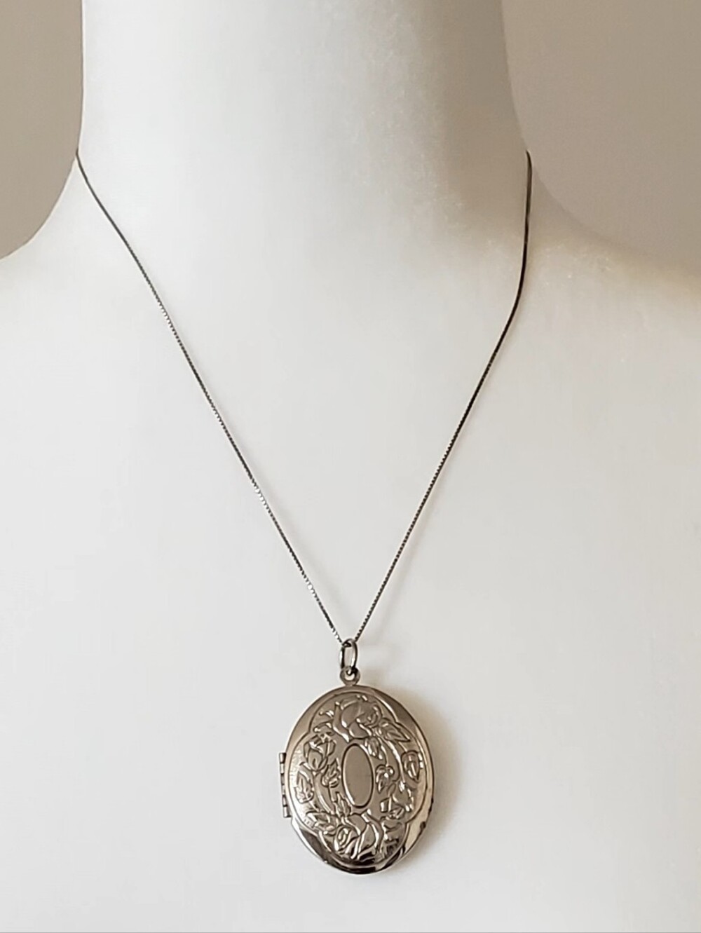 Vintage Oval Rose Engraved Picture Locket Pendant Italy 925 Chain Necklace